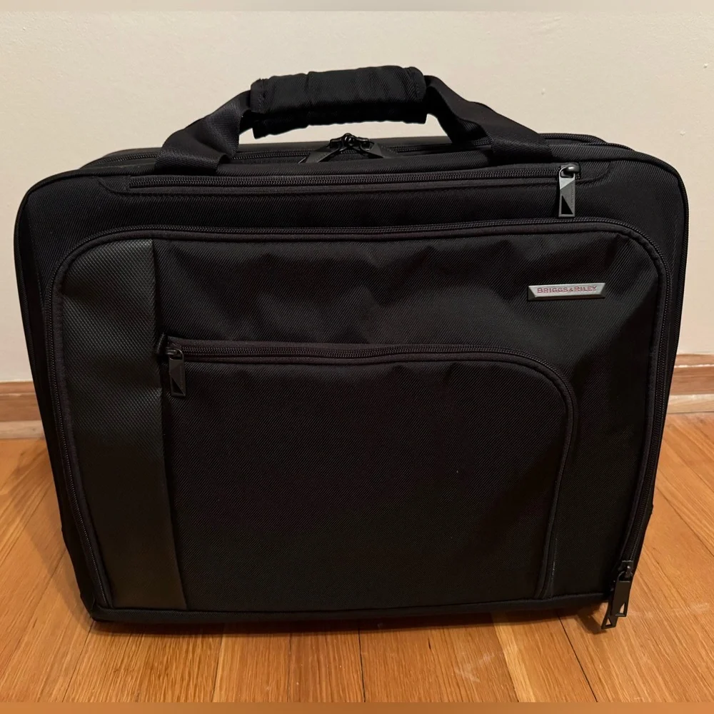 Briggs & Riley Black Navigate Rolling Case